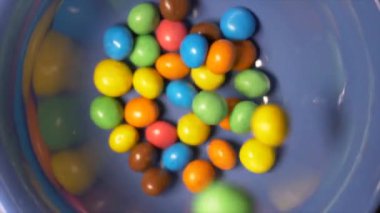 Çok renkli bardaklar bir kaseye doldurulur.