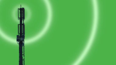 Yeşil arka planda 5G hücresel ağ antenli telekomünikasyon kulesi, video
