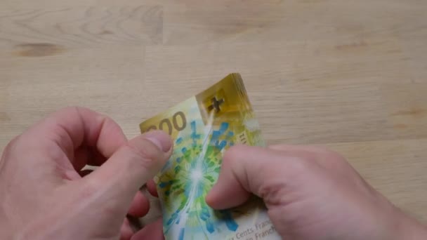 Muž Počítal 200 Bankovek Švýcarského Franku — Stock video