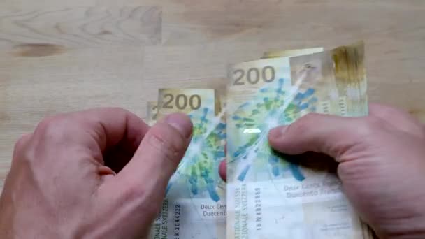 Homem Contar 200 Notas Franco Suíço — Vídeo de Stock