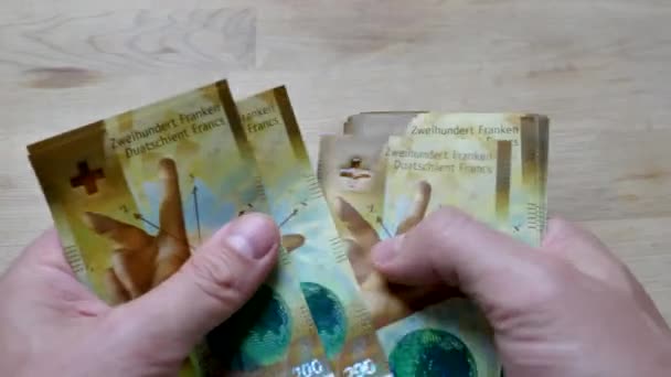 Człowiek Liczący 200 Banknotów Franków Szwajcarskich — Wideo stockowe
