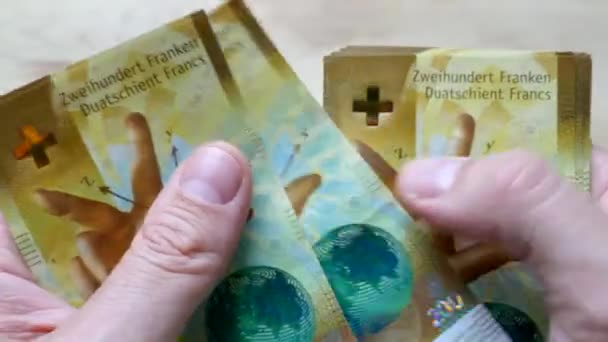 Αρσενικά Χέρια Που Μετρούν Τραπεζογραμμάτια Φράγκου Ελβετίας — Αρχείο Βίντεο