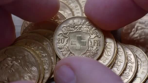 Manos Masculinas Que Sostienen Monedas Oro Franco Suizo — Vídeo de stock