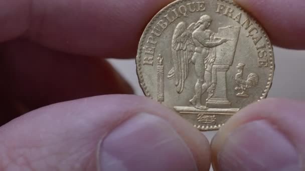 Αρσενικά Χέρια Που Κρατούν Χρυσό Νόμισμα Γαλλικών Φράγκων — Αρχείο Βίντεο