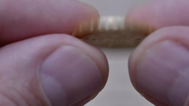 Αρσενικά Χέρια Που Κρατούν Χρυσό Νόμισμα Ελβετικά Φράγκα — Αρχείο Βίντεο