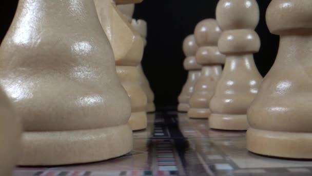 Πραγματικά Ξύλινα Πιόνια Σκακιού Σκούρο Φόντο Αρχή Του Παιχνιδιού Ενός — Αρχείο Βίντεο