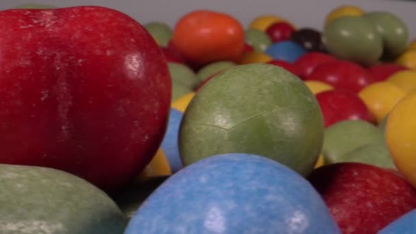 一堆堆彩色巧克力包裹的糖果的包装 — 图库视频影像