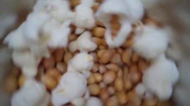 Düdüklü tencerede patlamış mısır yapma süreci