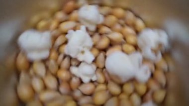 Düdüklü tencerede patlamış mısır yapma süreci