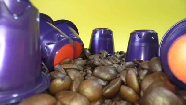 Mucchio Chicchi Caffè Capsule Sfondo Giallo — Video Stock