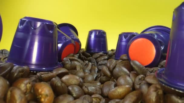 Mucchio Chicchi Caffè Capsule Sfondo Giallo — Video Stock