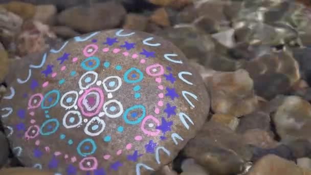 Γκρι Πέτρα Πολύχρωμο Μοτίβο Στο Ποτάμι — Αρχείο Βίντεο