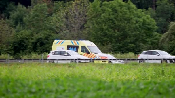 Uma Carrinha Ambulância Numa Estrada — Vídeo de Stock