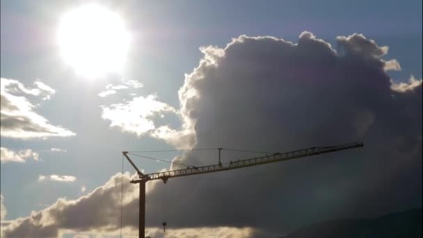 Grúa Construcción Contra Cielo Atardecer — Vídeo de stock