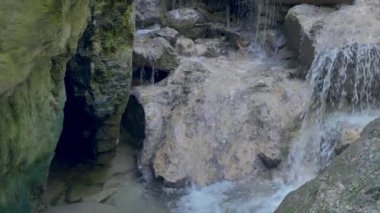 Şelalenin güzel manzarası. 