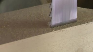 Tahta keserken gördüm.