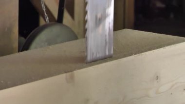 Tahta keserken gördüm.