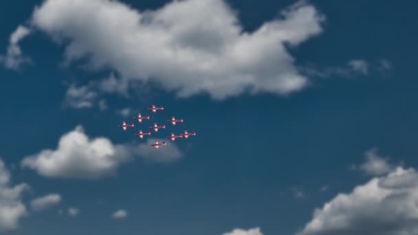 Neun Flugzeuge Zeigen Sich Bewölkten Himmel — Stockvideo