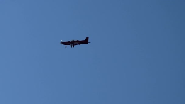 Pequeño Avión Monomotor Volando Contra Cielo Azul Claro — Vídeo de stock