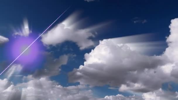 Μπλε Ουρανός Λαμπερό Φως Του Ήλιου Και Ορμητικά Σύννεφα — Αρχείο Βίντεο