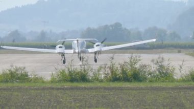 Uçak bir piste iniyor.