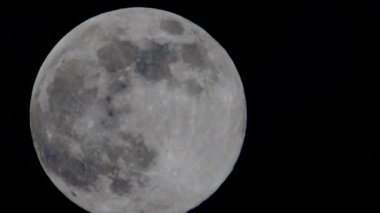 Dolunayın siyah arkaplanda yükselişinin görüntüleri.