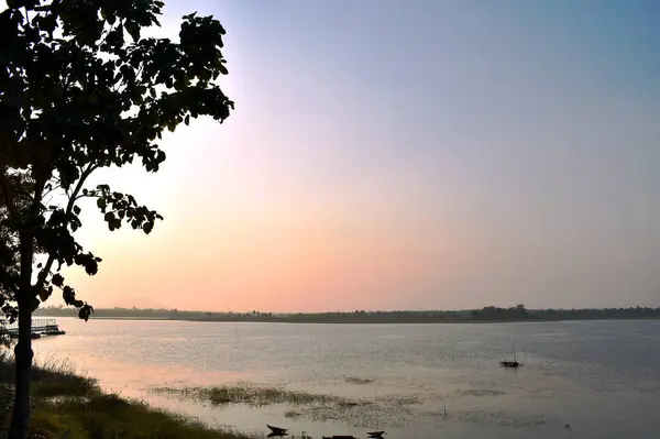 Ciel Orange Avec Eau Lac Bleu Dans Une Belle Soirée — Photo