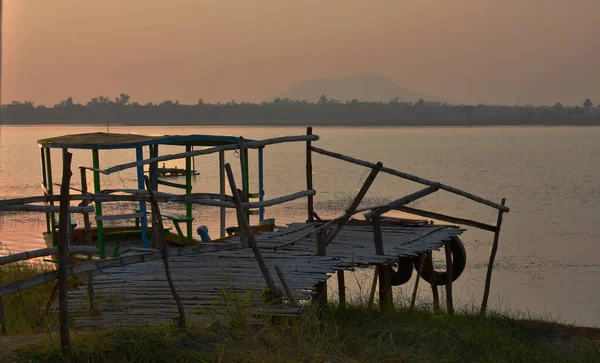 Pont Brisé Menant Lac Bateau Capturé Coucher Soleil — Photo