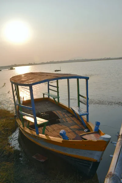 Bateau Debout Dans Lac Capturé Coucher Soleil — Photo