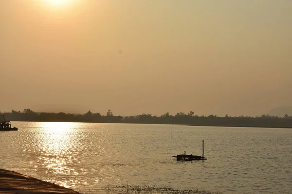 日落时湖水中泛黄的倒影 — 图库照片