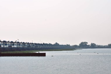 Temiz mavi su baraj ateşiyle elektrik üretmek için tasarruf sağlar