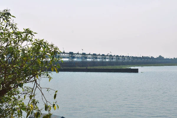 Ein Staudamm Mit Klarem Blauem Wasser Und Baum Vordergrund — Stockfoto