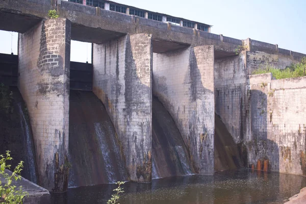 Close Beeld Van Een Dam Met Geleidelijk Stromend Water — Stockfoto