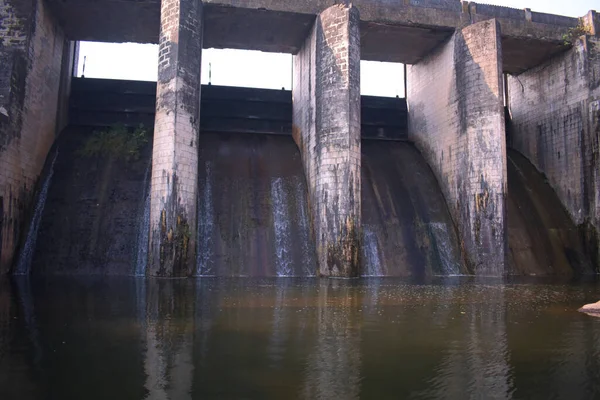 Dichtbij Zicht Een Dam Met Waterstroom Die Doorheen Stroomt — Stockfoto