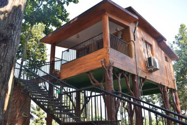 Jilimili tatil köyünde bir ağaç ev, ahşap elementlerden yapılmış.