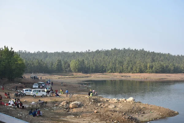 Lugar Piquenique Perto Lago Lado Uma Ilha — Fotografia de Stock