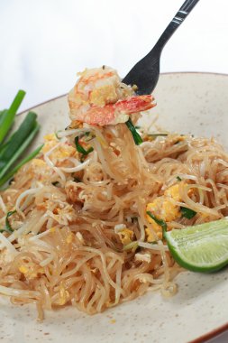 Tavada kızartılmış pad Thai 