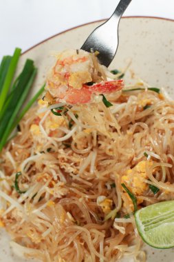 Tavada kızartılmış pad Thai 
