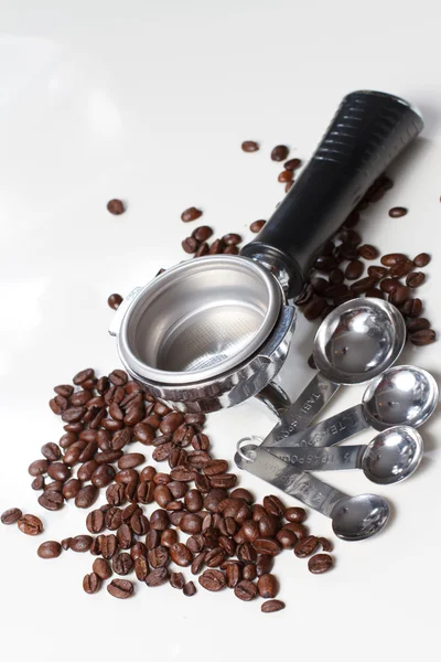 Portafiltret och doseringssked med arabica frön — Stockfoto