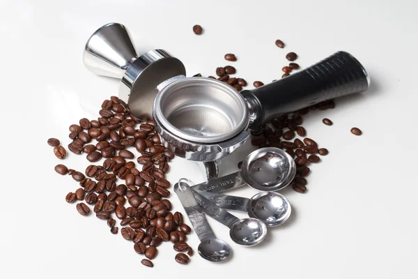 Portafiltret, mäta sked och mixtra med arabica frön — Stockfoto