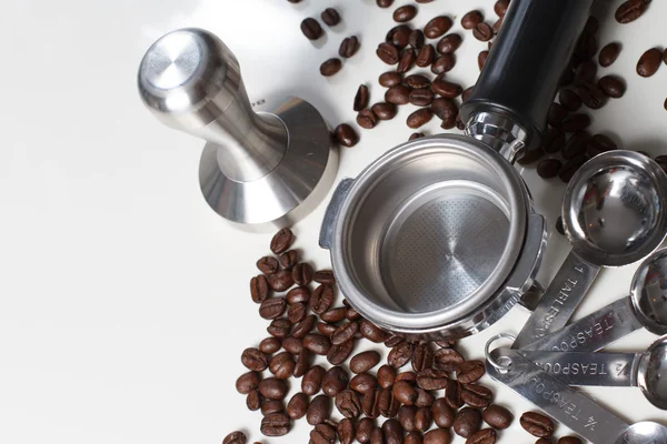 Portafilter, meten lepel en knoeien met arabica zaden — Stockfoto