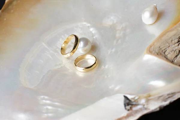 Wedding rings in gold and pearls — Stock Photo, Image