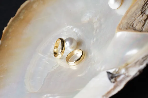 Wedding rings in gold and pearls — Stock Photo, Image