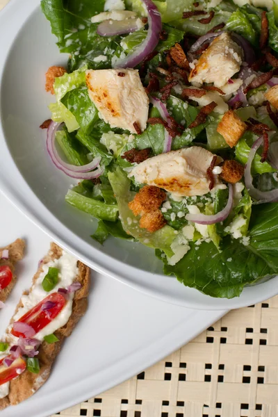 Schüssel mit Kaisersalat platziert — Stockfoto