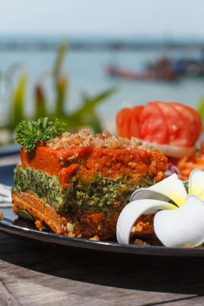 Свежая вегетарианская лазанья на тарелке — стоковое фото