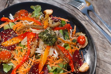 Siyah tabak sebze salatası