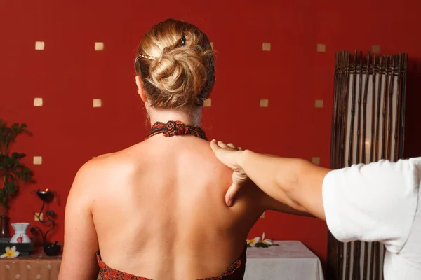Jovem mulher recebendo massagem no spa — Fotografia de Stock