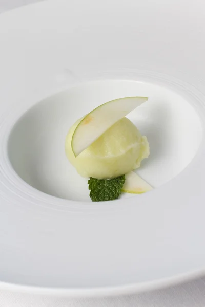 Sorbete de manzana servido en un plato blanco —  Fotos de Stock