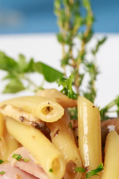 Penne con prosciutto — Foto Stock