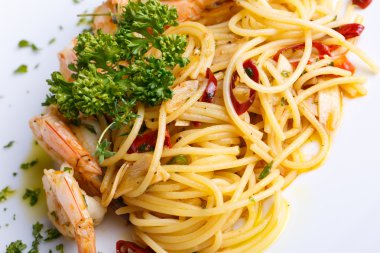 karides ve spagetti